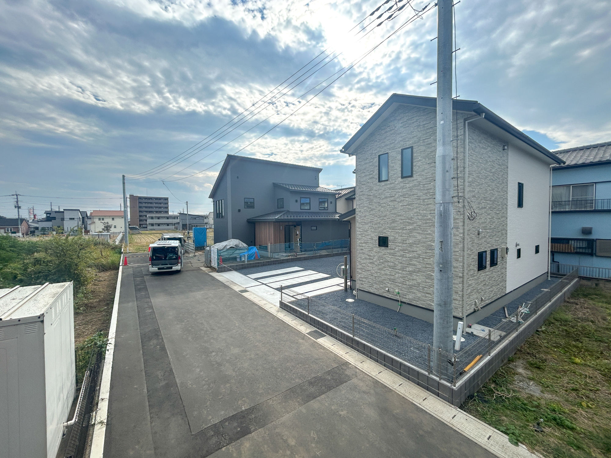 前橋市小相木町第10期　新築住宅全1棟の前面道路含む現地写真|低層の一戸建てを中心とした街並みが整然と続き、周辺は高い建物が建っていないので、採光や開放性に恵まれ、空が広く緑の多い閑静な趣を感じる環境です。

