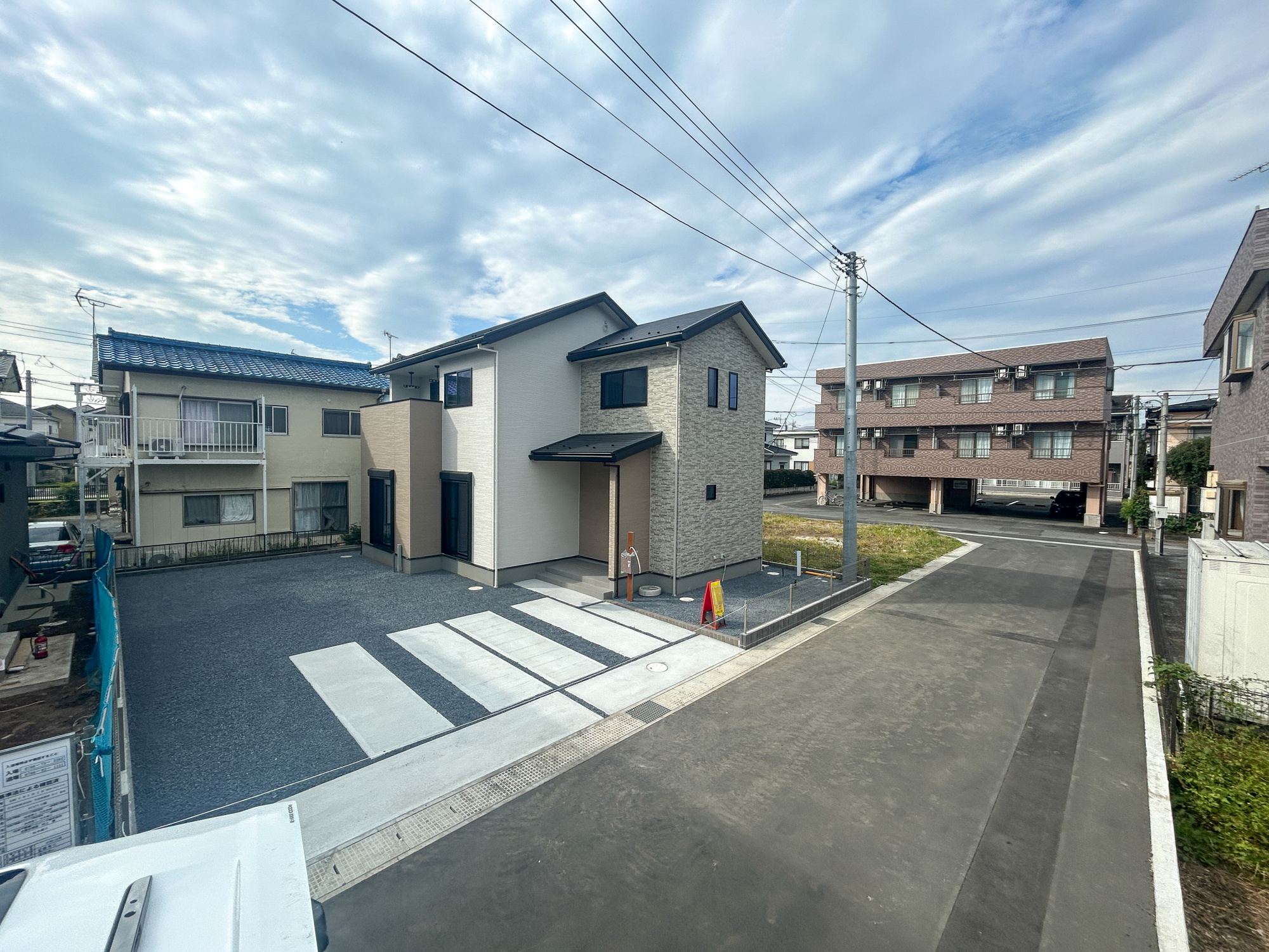 前橋市小相木町第10期　新築住宅全1棟の前面道路含む現地写真|閑静な住宅地で子育て家族にピッタリ。毎日のお散歩も快適な緑に恵まれたエリアで、自然に包まれた穏やかな暮らしを実現するための、ゆとりある住環境が整っています。

