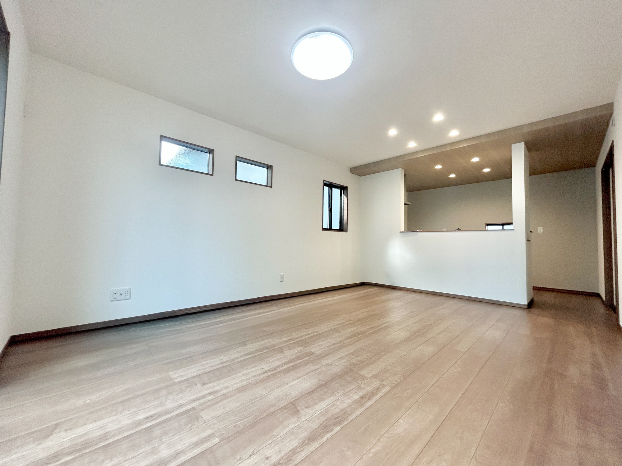 前橋市小相木町第10期　新築住宅全1棟の居間・リビング|南向きに大きく開いた窓からは、明るい陽射しが射し込みます。
爽やかな風が吹き抜ける心地良いリビングには、自然と家族が集まります。
