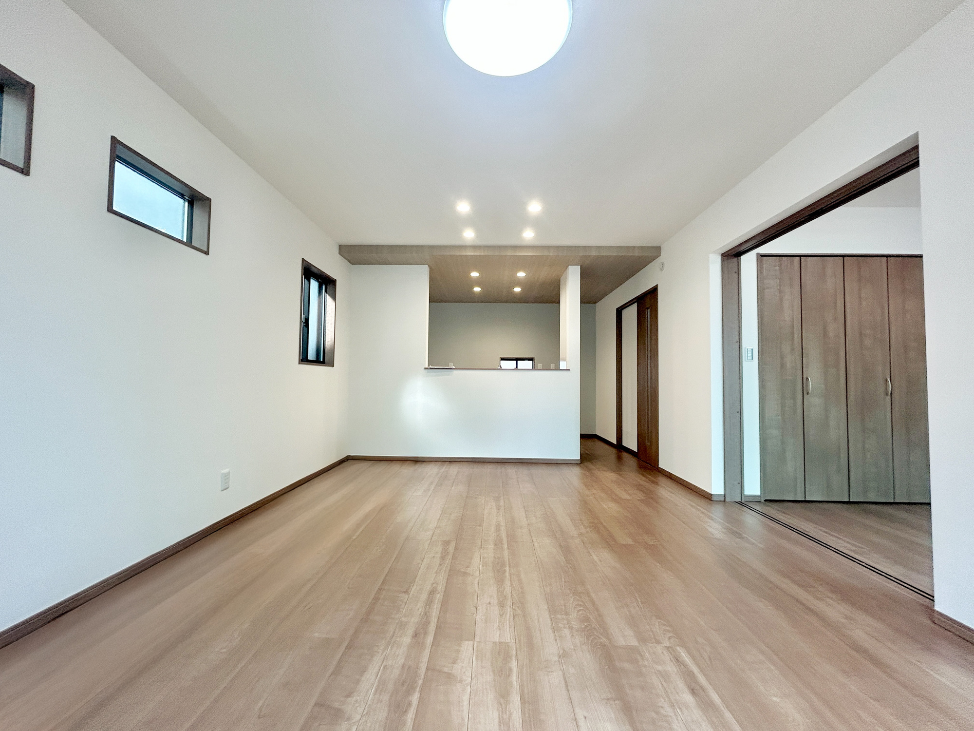前橋市小相木町第10期　新築住宅全1棟の居間・リビング|室内にいても、たっぷりの陽光と爽やかな風を感じて頂ける、開放感あふれるリビングです。
ご家族と穏やかに過ごす、心地の良い時間が流れます。