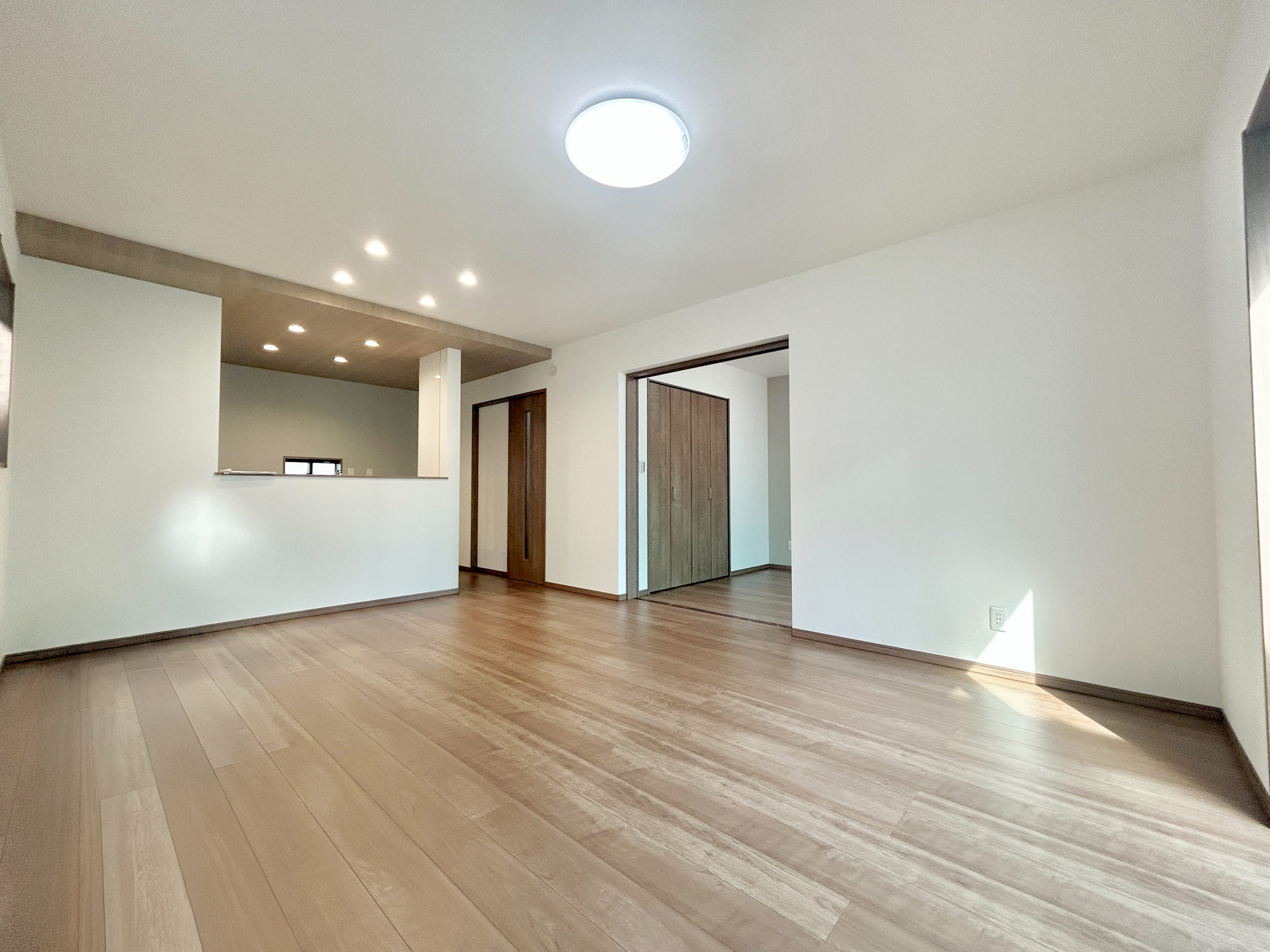 前橋市小相木町第10期　新築住宅全1棟の居間・リビング|部屋の隅々に明るい光が満ちるお部屋。明るい日差しがあれば、気分もいつもごきげんで温かい空間が生まれます♪
