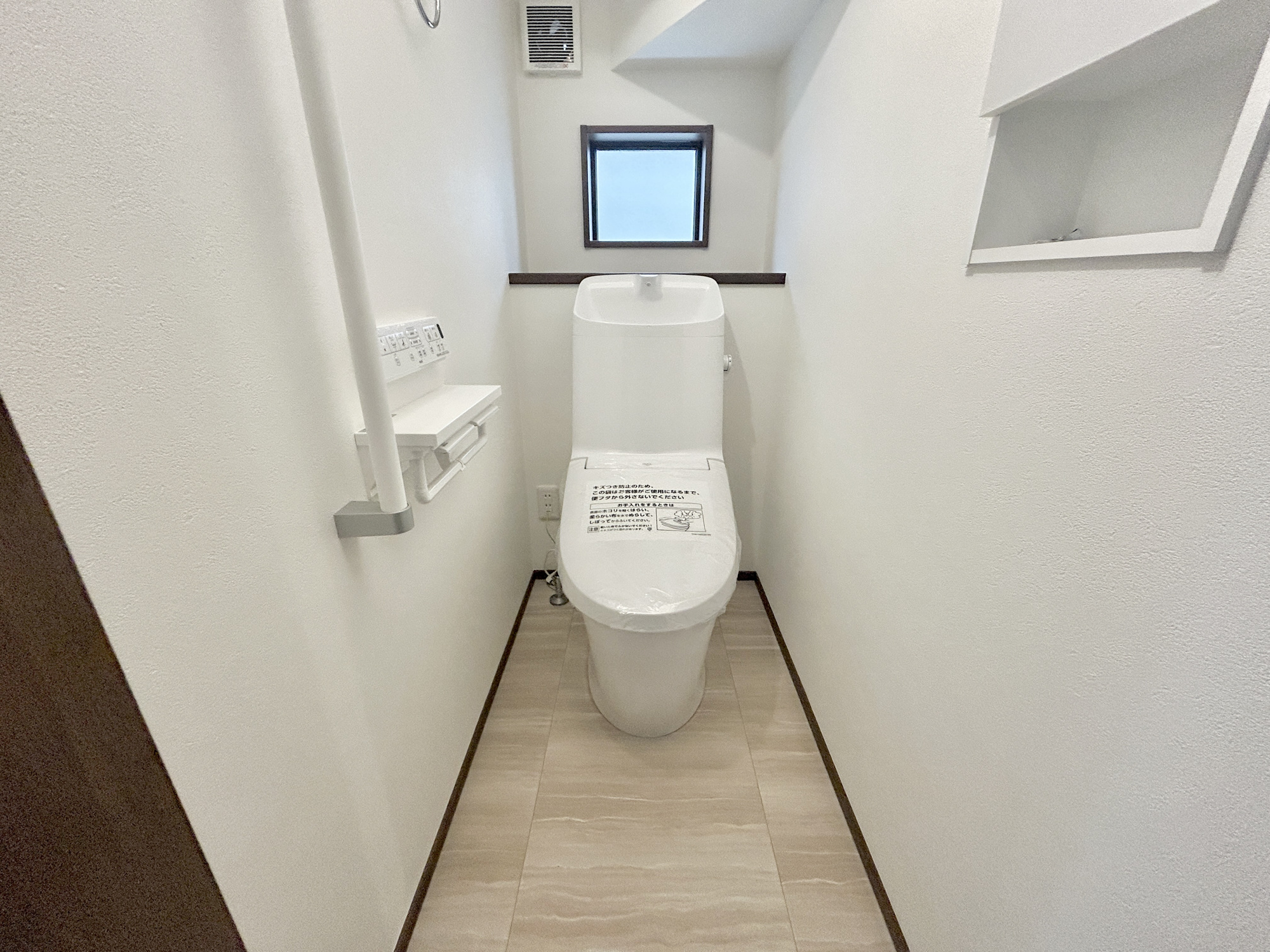 前橋市下新田町第9　新築住宅全5棟のトイレ|節水性能の高いトイレはもちろんウォシュレット付き♪便器のフチがないタイプなので、お掃除もサッとひと拭きでOK！壁埋込型収納も付いており、スッキリ広々とご利用いただけます。