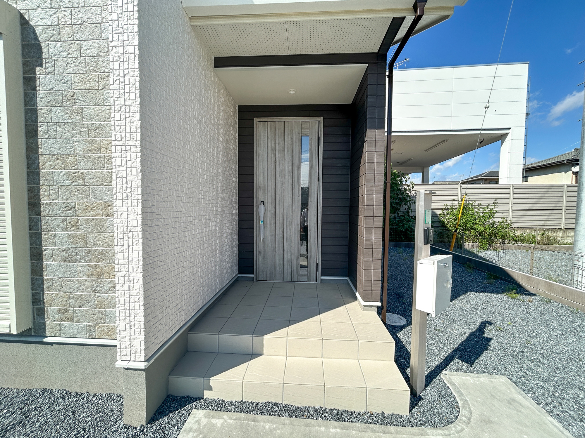 前橋市下新田町第9　新築住宅全5棟の玄関|玄関上は屋根があるので雨の心配いらず♪