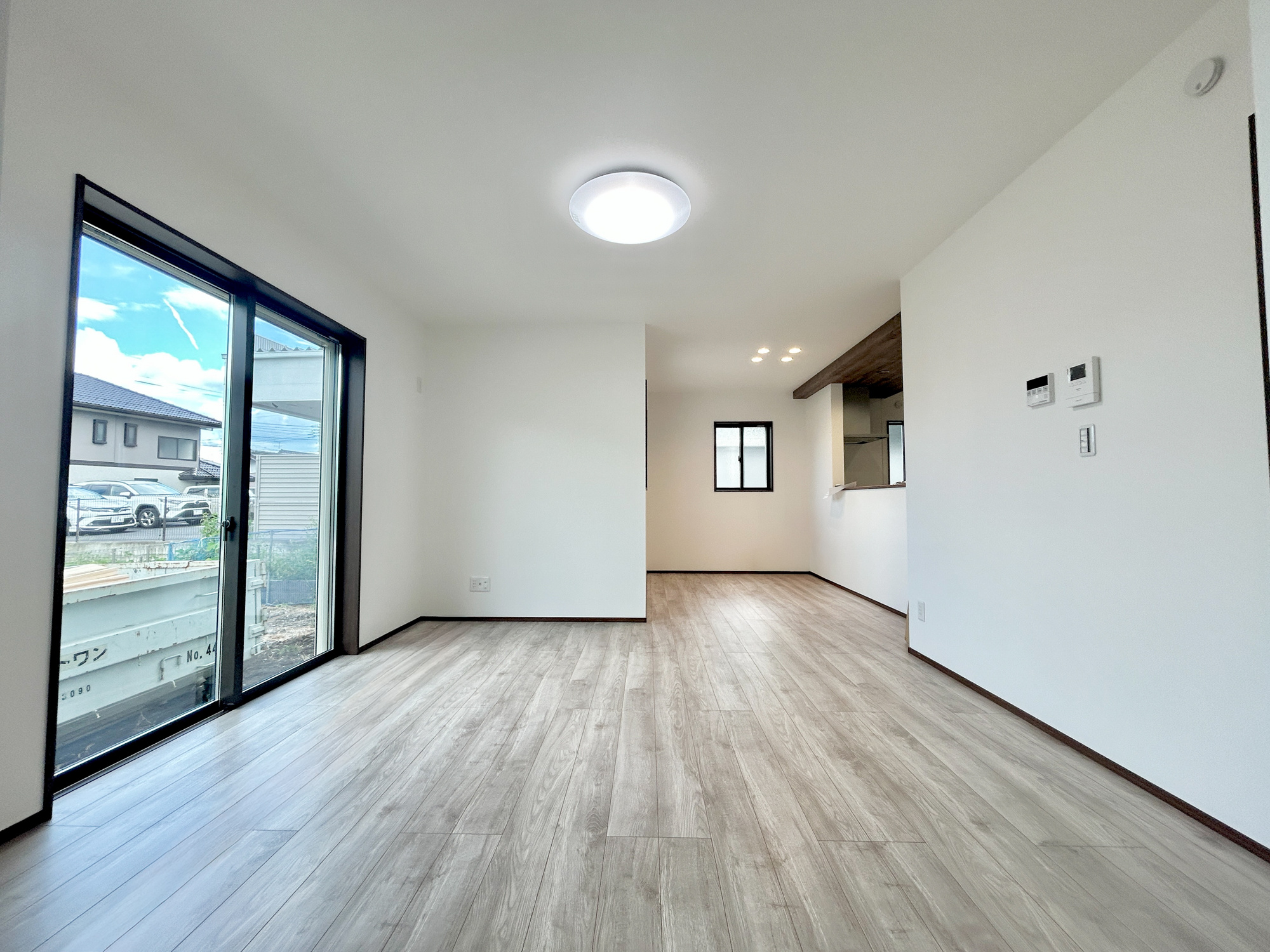前橋市下新田町第9　新築住宅全5棟の居間・リビング|室内にいても、たっぷりの陽光と爽やかな風を感じて頂ける、開放感あふれるリビングです。
ご家族と穏やかに過ごす、心地の良い時間が流れます。