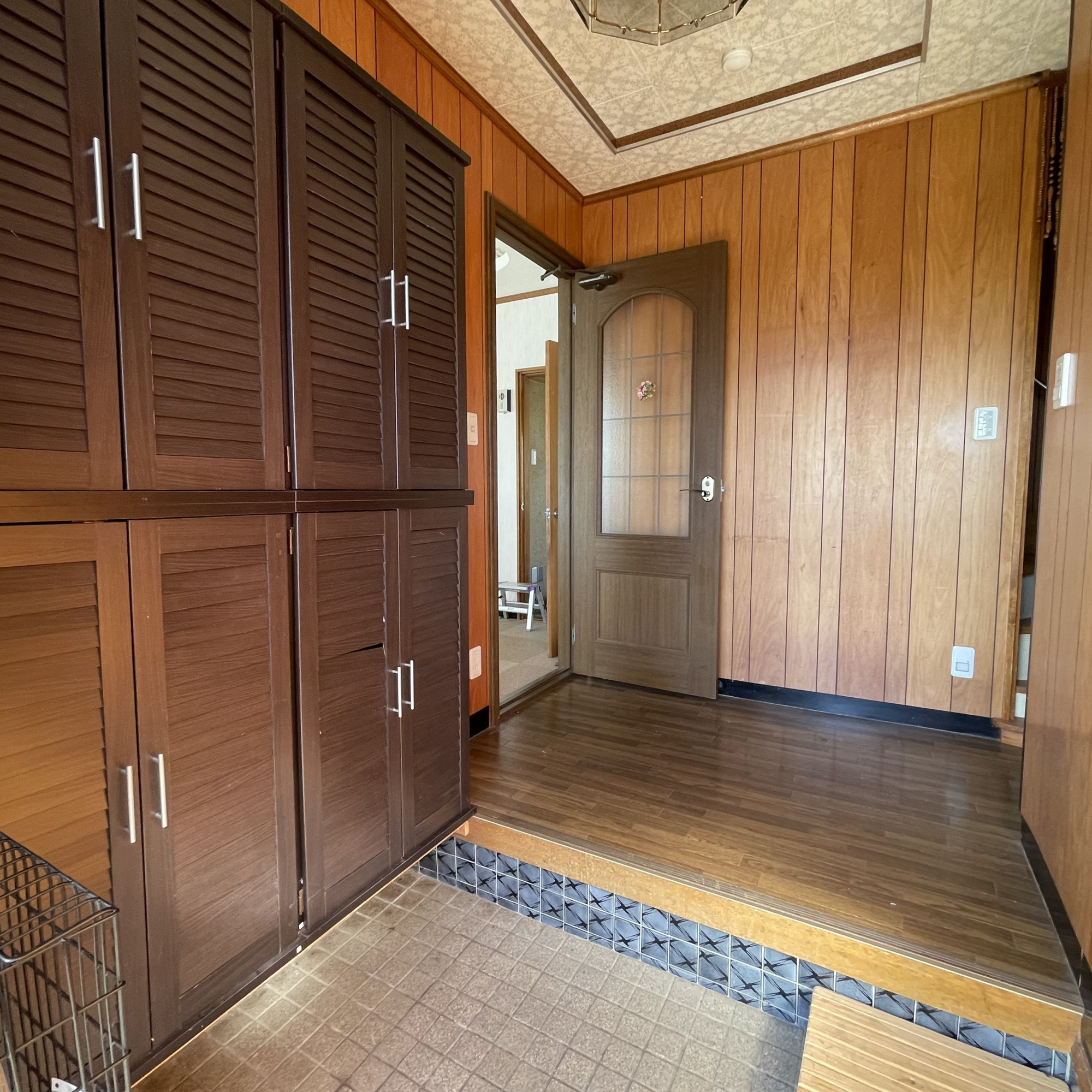 登別市新生町6丁目6-1　中古住宅の玄関