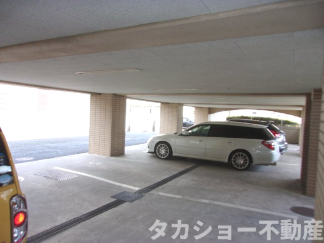 ウイング若草の駐車場