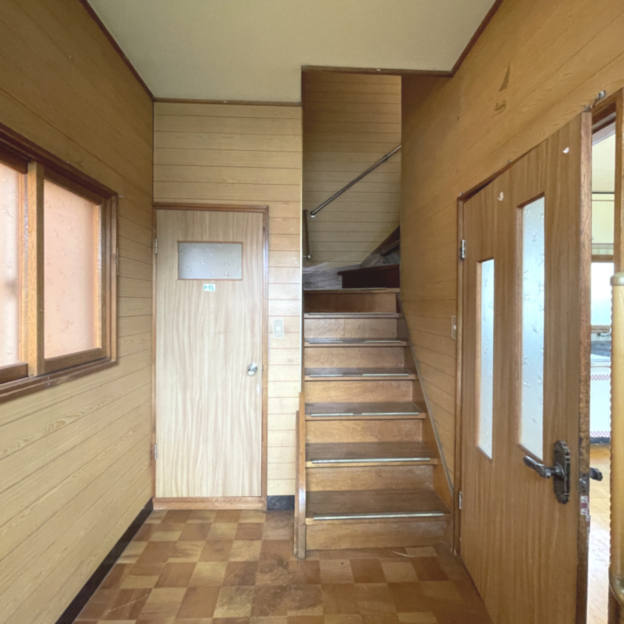 登別市新生町2丁目5-19　中古住宅の玄関