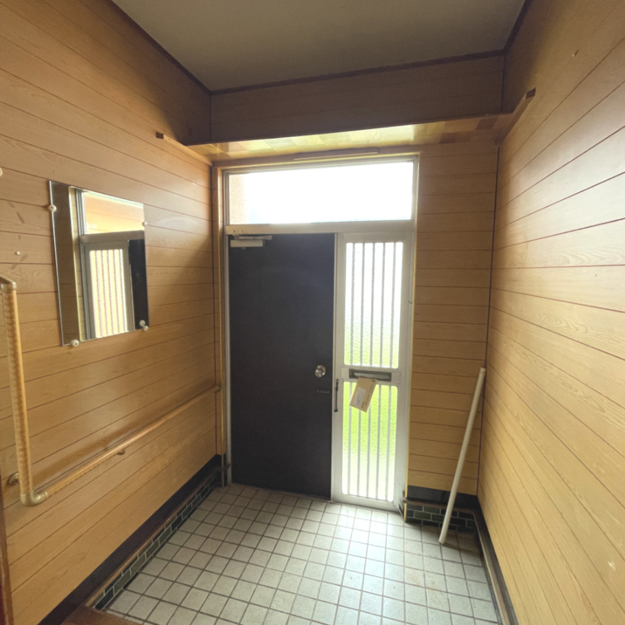 登別市新生町2丁目5-19　中古住宅の玄関
