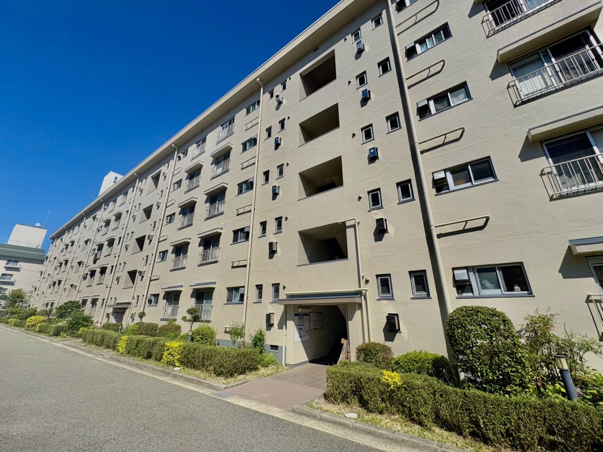 渦ヶ森コーポ壱号館の外観|リフォーム履歴（2024年10月）
・クロス全室張替
・全室フローリング張替
・システムキッチン、ユニットバス、洗面化粧台、トイレ新調
・ハウスクリーニング