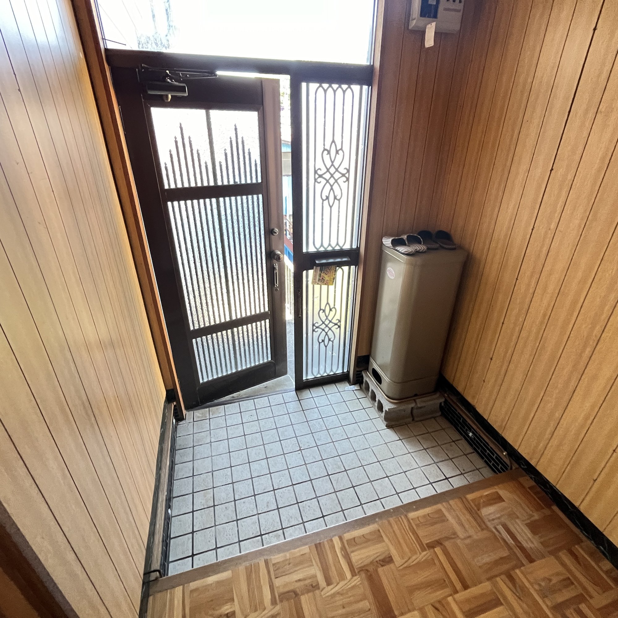 登別市若草町3丁目21-4、15　2棟一括販売の玄関
