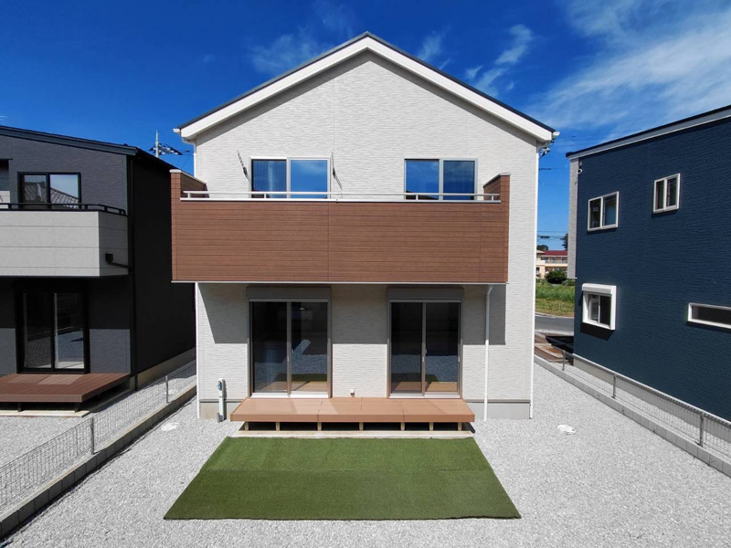 【2号棟：外観】ブラウン系でまとめ、木目調の外壁でアクセントをつけました。（2026年9月14日撮影）