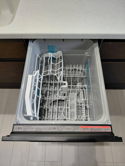 【2号棟：食洗機】キッチンと美しく一体化。手で洗うよりも節水になり、家事の負担も軽減できます。（※システムキッチン付属の設備です。各メーカーの仕様に準じます。）（2026年8月9日撮影）
