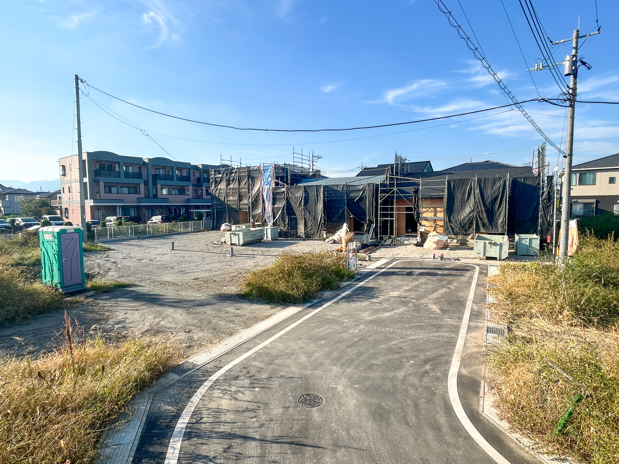 前橋市青柳町第27　新築住宅全11棟の前面道路含む現地写真|閑静な住宅地で子育て家族にピッタリ。毎日のお散歩も快適な緑に恵まれたエリアで、自然に包まれた穏やかな暮らしを実現するための、ゆとりある住環境が整っています。

