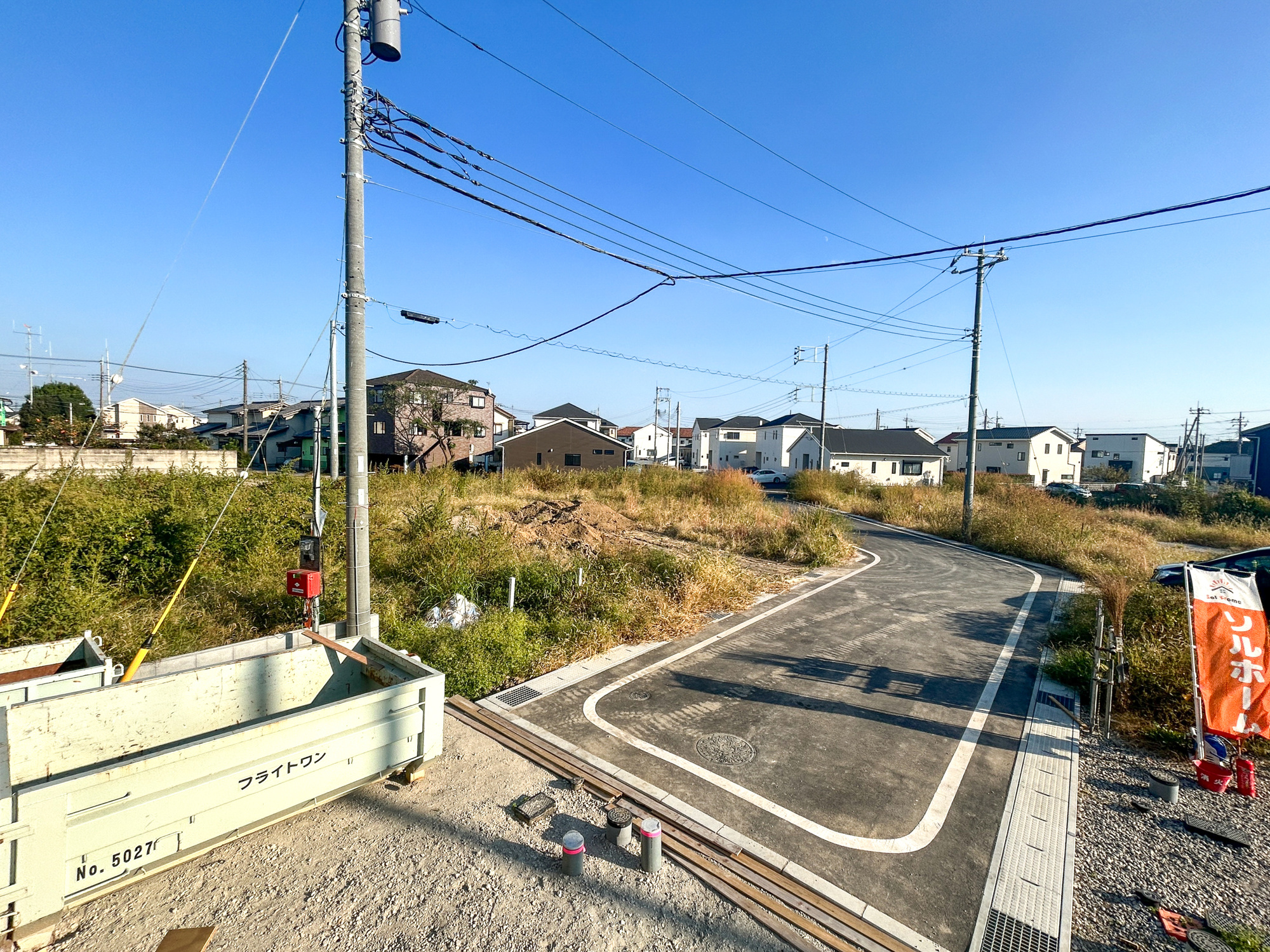 前橋市青柳町第27　新築住宅全11棟の前面道路含む現地写真|低層の一戸建てを中心とした街並みが整然と続き、周辺は高い建物が建っていないので、採光や開放性に恵まれ、空が広く緑の多い閑静な趣を感じる環境です。

