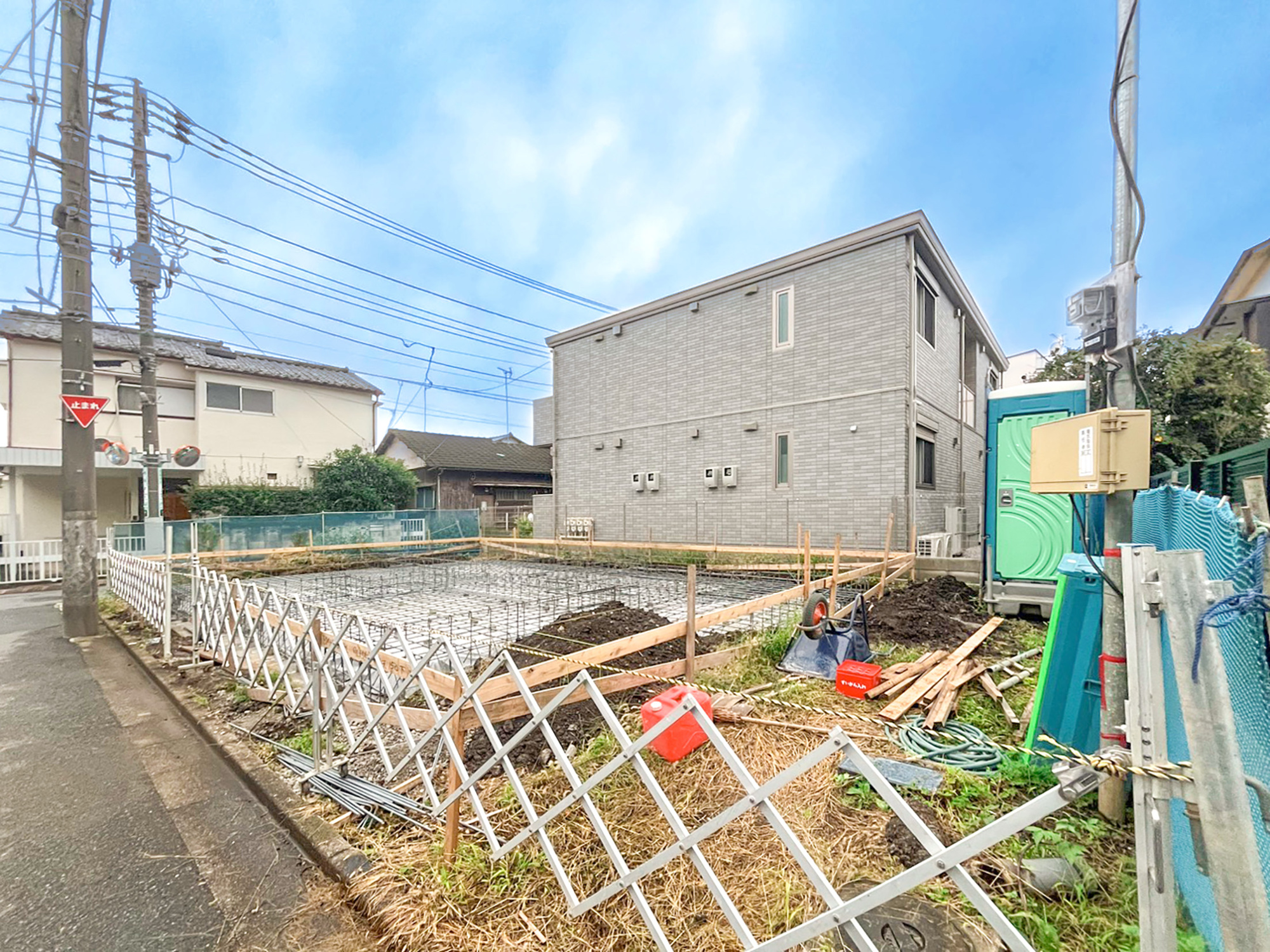 新築分譲［ミラクラス上連雀Ⅲ］の前面道路含む現地写真|LDK（2026年9月撮影）