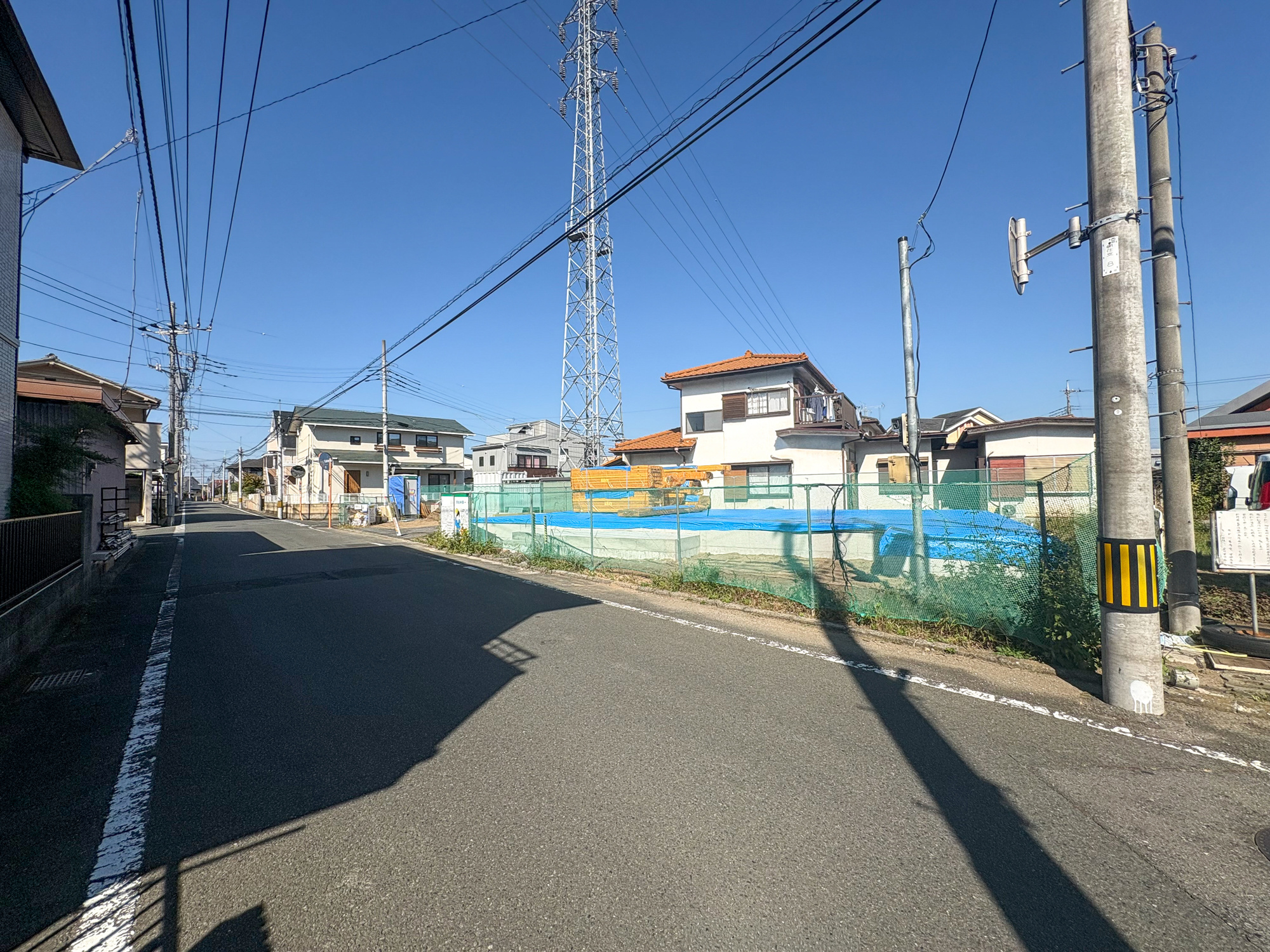 前橋市三俣町3丁目　新築住宅全1棟の前面道路含む現地写真|低層の一戸建てを中心とした街並みが整然と続き、周辺は高い建物が建っていないので、採光や開放性に恵まれ、空が広く緑の多い閑静な趣を感じる環境です。

