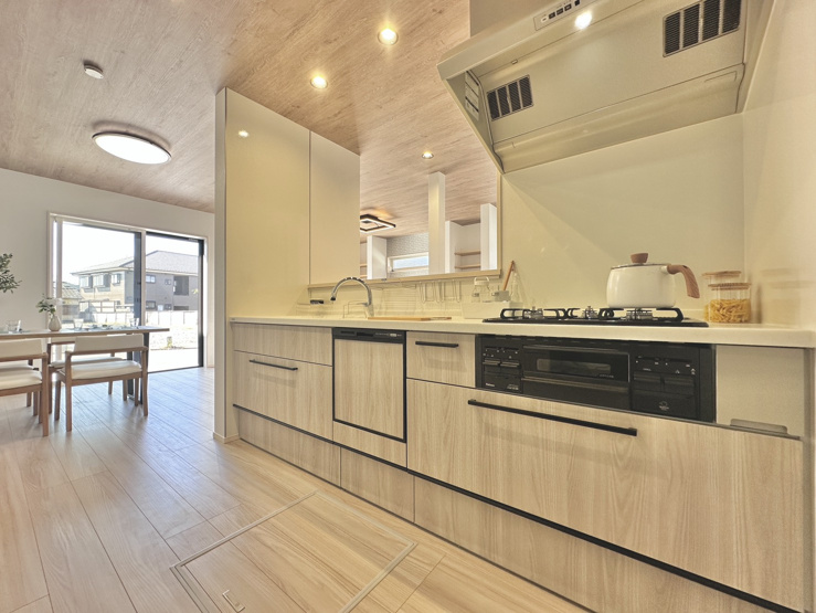 17.6帖のLDK全体が見渡せる解放感あふれるキッチンからの眺望！遊んでいるお子様を見守りながら安心して料理を楽しめます！陽光が心地よく差し込む空間で、家族の会話も弾みます♪
