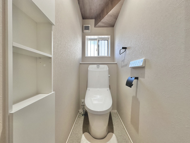 壁面に便利な埋め込み棚を備えた清潔感漂うスタイリッシュなトイレ空間！予備のトイレットペーパーや清掃用品を綺麗に収納できます！小窓からの換気もスムーズで、毎日快適に使用できる設計です♪