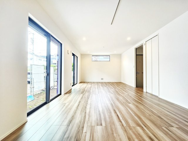 カースペース２台◆全4棟分譲◆新築戸建◆～町田市図師町～販売スタートの居間・リビング|広々としたリビングが魅力的♪日当たりもよく居心地の良い空間です。家族とのコミュニケーションが自然と弾むような仕様は、住む人に笑顔をという想いが込められています。インテリアに凝るのもいいですね☆