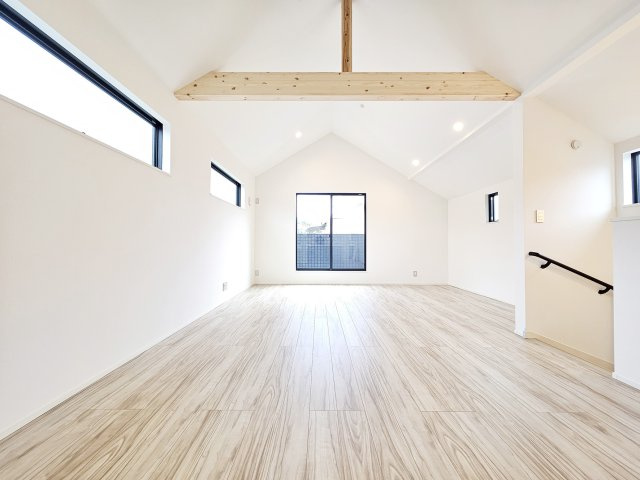 カースペース２台◆全4棟分譲◆新築戸建◆～町田市図師町～販売スタートの居間・リビング|天井が高く開放感に満ちたLDK。高い位置に配置された採光窓から太陽光が差込むリビングで、ご家族やペットと明るく穏やかな時間をお過ごしいただけます。
