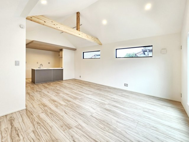 カースペース２台◆全4棟分譲◆新築戸建◆～町田市図師町～販売スタートの居間・リビング|光が注ぎ込むＬＤＫでご家族団らんの時間を。床暖房完備ですので、のんびりとお寛ぎいただけます。広々としつつもバランスの取れた設計は、居る人を癒やしの時間に誘います。