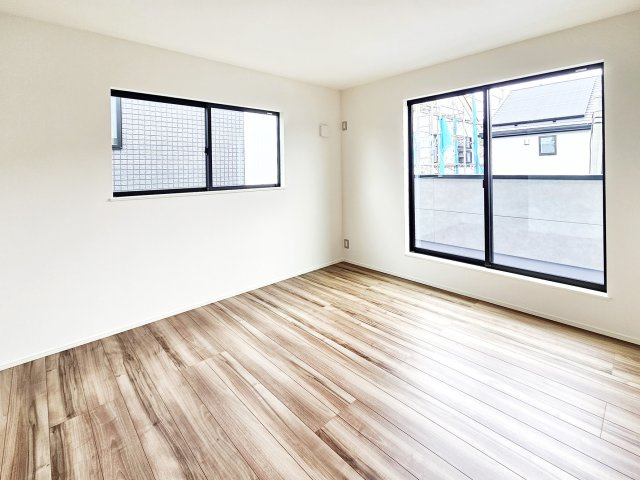 カースペース２台◆全4棟分譲◆新築戸建◆～町田市図師町～販売スタートの洋室|ナチュラルな木目と上品な色合いが魅力的な居住スペースは窓の配置を活かしたデザイン。角部屋なので明るく風通しが良く快適な空間にこだわりました。