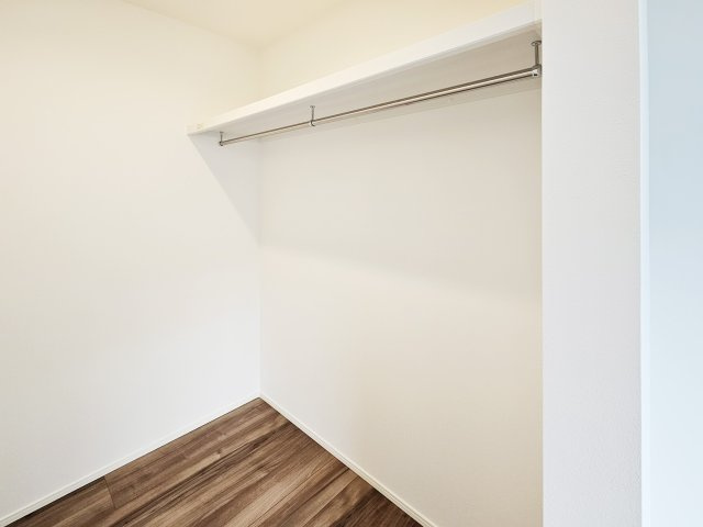 カースペース２台◆全4棟分譲◆新築戸建◆～町田市図師町～販売スタートの収納|主寝室WIC
収納量もたっぷりございますので、ご夫婦のお洋服など別々でもご使用いただけます。衣類の他オフシーズンの靴やカバンなどのファッションアイテム・季節家電なども収納できます。