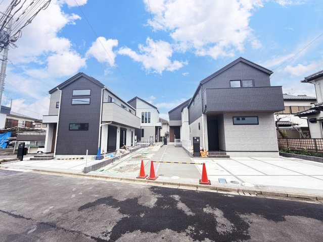 カースペース２台◆全4棟分譲◆新築戸建◆～町田市図師町～販売スタートの外観|モダンでシックな外観が魅力的。飽きのこないデザインは人目を惹きつけつつも閑静な街並みに良く馴染みます。駐車スペースは広々2台分ございますので来客時やセカンドカーも安心です。