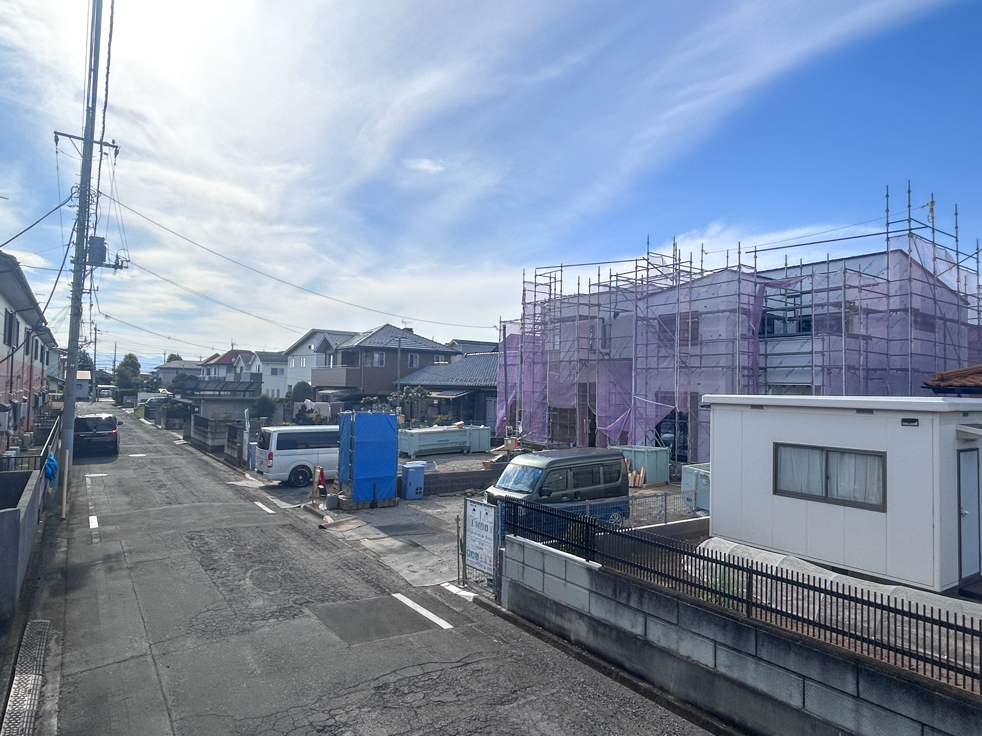 前橋市朝倉町第3期　新築住宅全2棟の前面道路含む現地写真|閑静な住宅地で子育て家族にピッタリ。毎日のお散歩も快適な緑に恵まれたエリアで、自然に包まれた穏やかな暮らしを実現するための、ゆとりある住環境が整っています。

