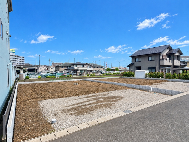 前面道路はゆとりある約6ｍ幅を確保。車の出し入れやすれ違いもしやすく、開放感のある住環境が魅力です。日々の車移動もスムーズに行える、ゆとりある道路環境です。