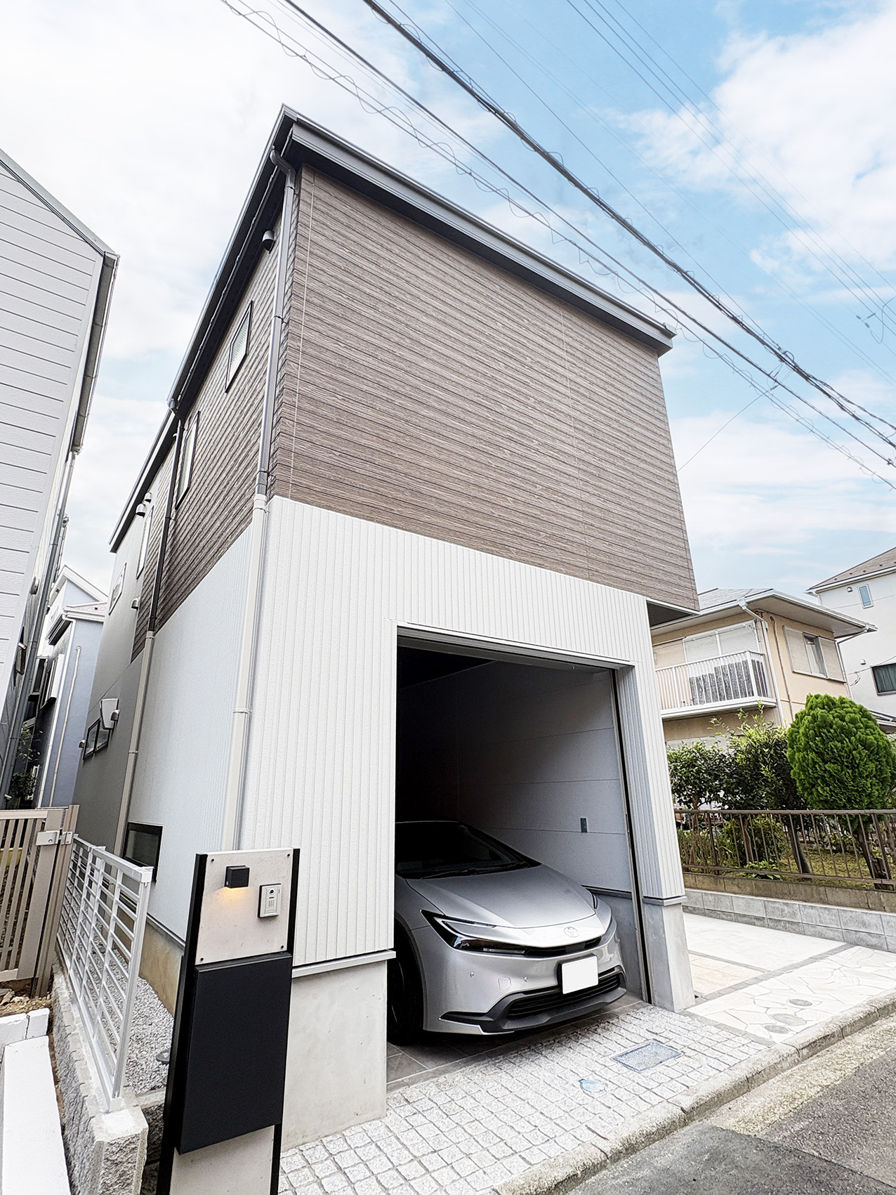 【高田】駅歩5分！　【綱島】駅も利用可　～ガレージハウス～　駅まで平坦・整形地の外観|東急東横線【綱島】駅もご利用になれます。グリーンライン【高田】駅から5分の【日吉】駅は東急東横線・東急目黒線・東急新横浜線に乗入れ！通勤・通学にも大変便利です。