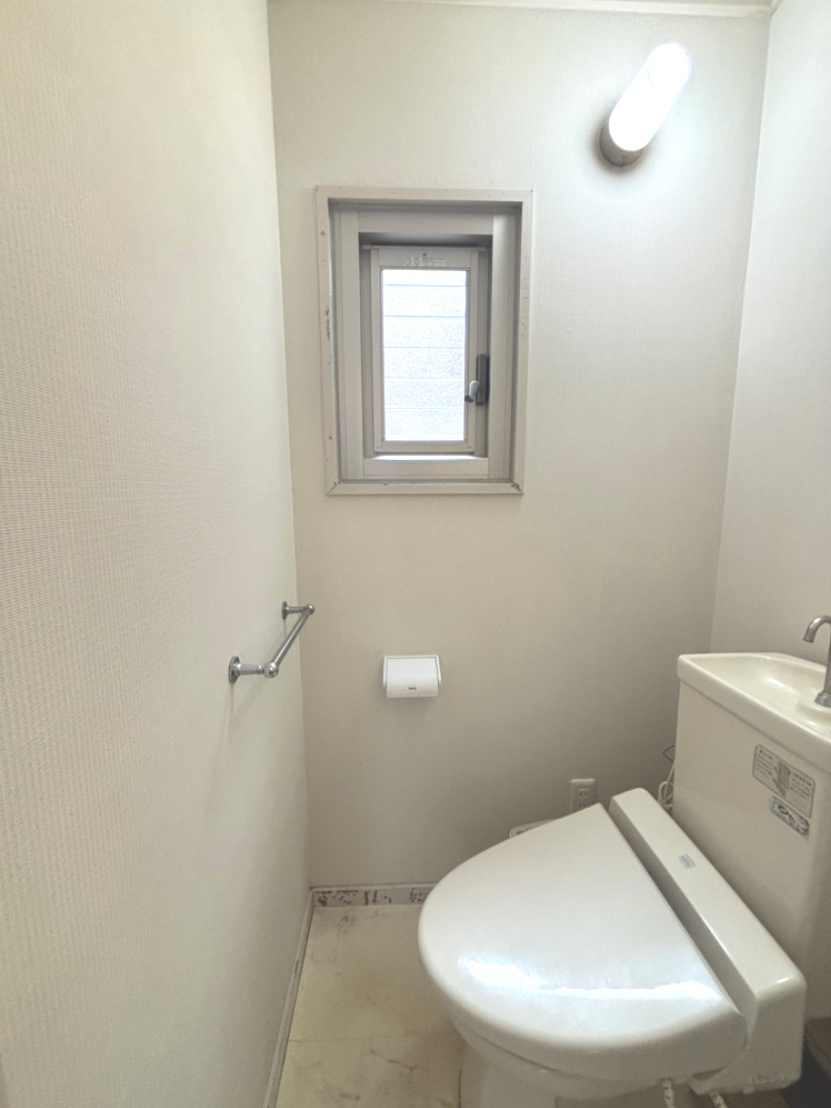 新檜尾台第2次住宅1号棟のトイレ|【トイレ】
毎日使う場所だからこそ、ついつい長居してしまう落ち着いた空間です。