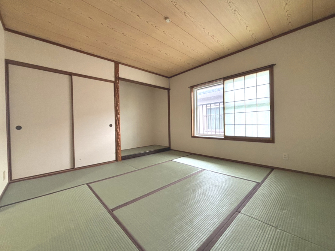 新檜尾台第2次住宅1号棟の和室|【和室】
LDKに隣接する約8.0帖の和室です。客間や家事スペースなど、多用途にご活用いただけます。