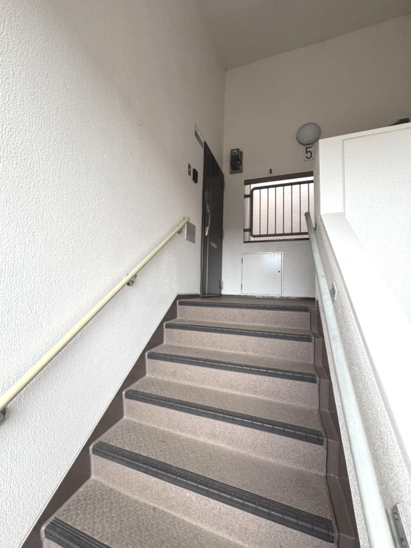 新檜尾台第2次住宅1号棟のその他共用部分|玄関前の階段です。