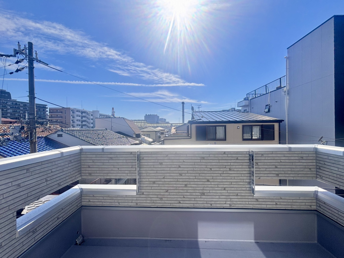 大石東2丁目新築戸建ての展望|バルコニーはゆったりと使用できる空間です。日当たりも南向き良好です！