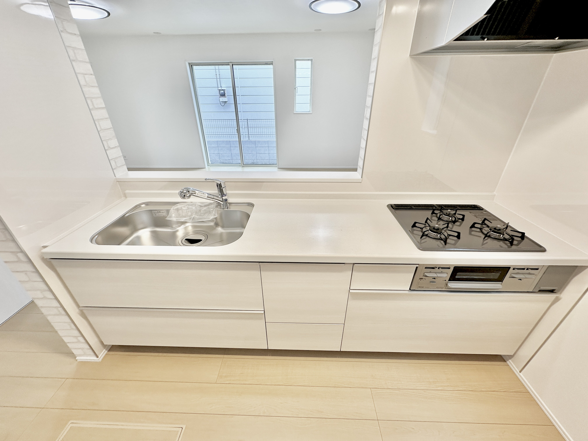 宇都宮市竹林町の新築一戸建のキッチン|ここにはみんなが集い、食事と楽しい会話が始まる。話に夢中になりすぎて、ついつい時を忘れてしまう。そんな束の間の幸せを感じさせてくれる場所。