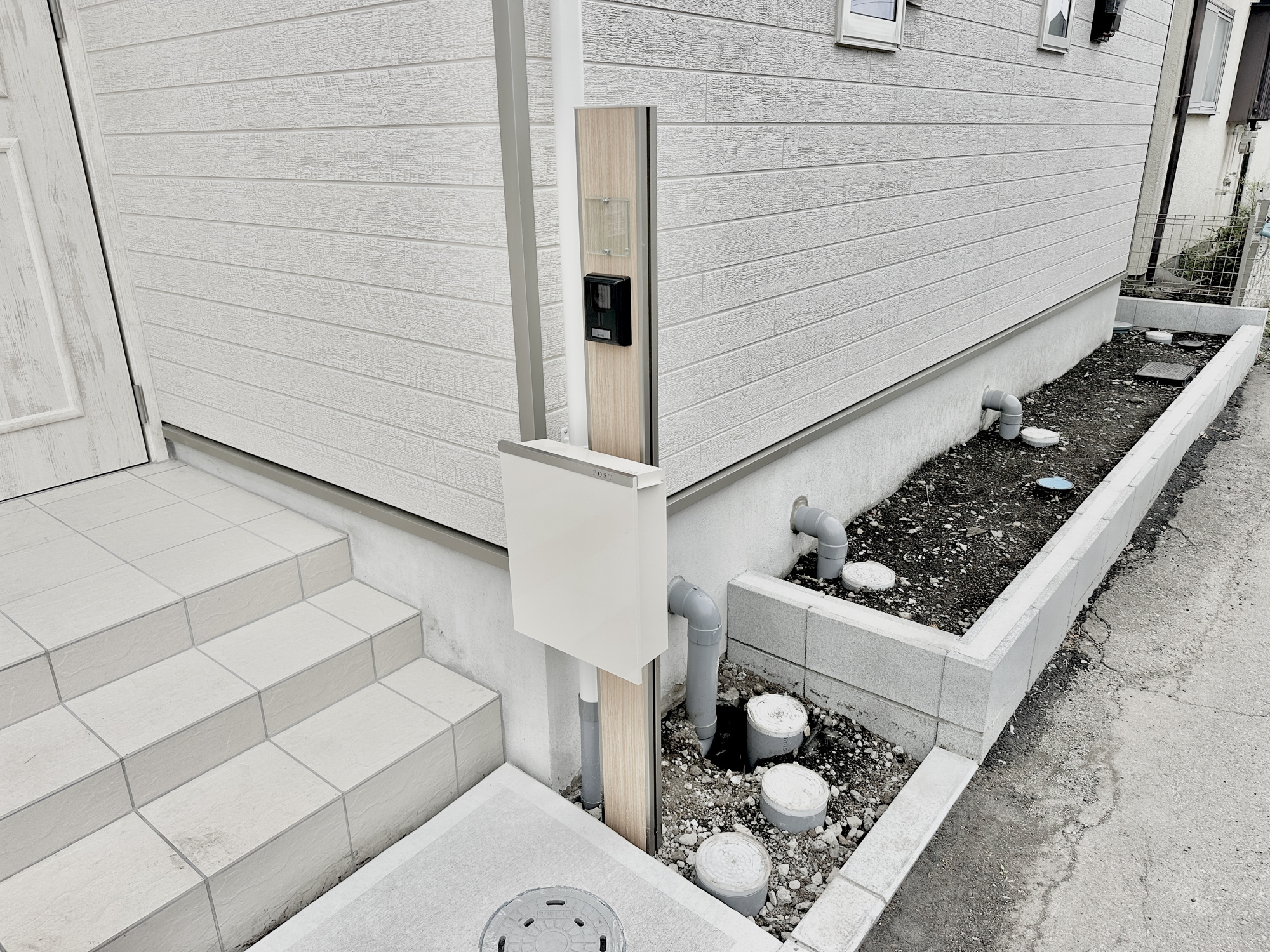 宇都宮市竹林町の新築一戸建の設備|おしゃれな機能ポールにはポスト、インターフォン、表札設置可能です♪