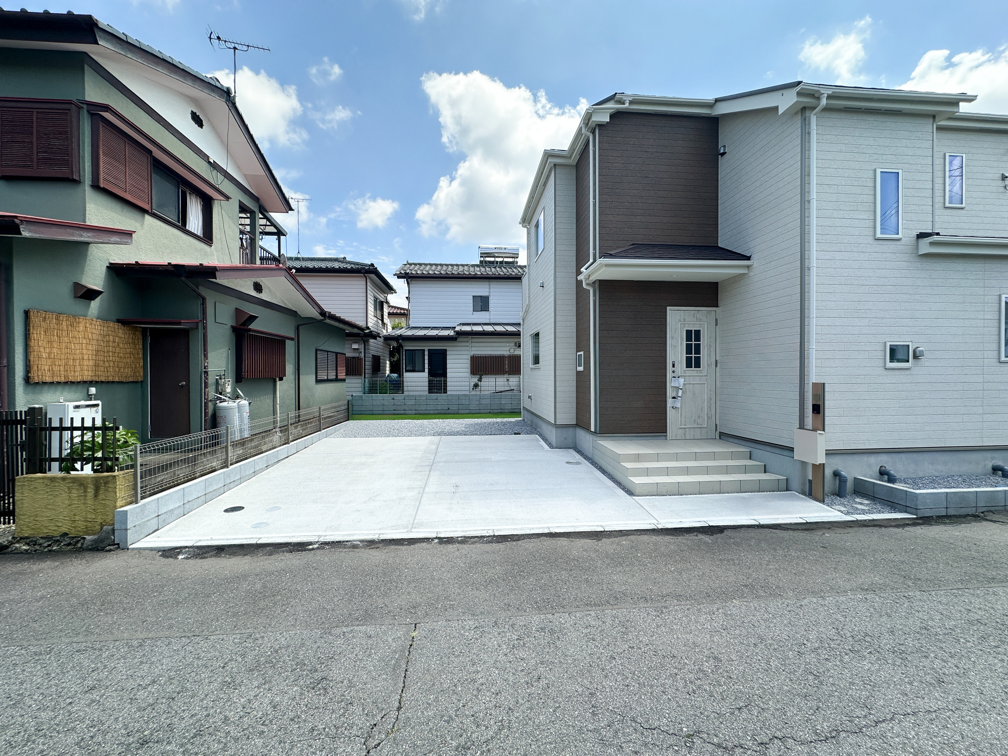 宇都宮市竹林町の新築一戸建の駐車場|車庫土間施工、駐車4台可能です(^^♪