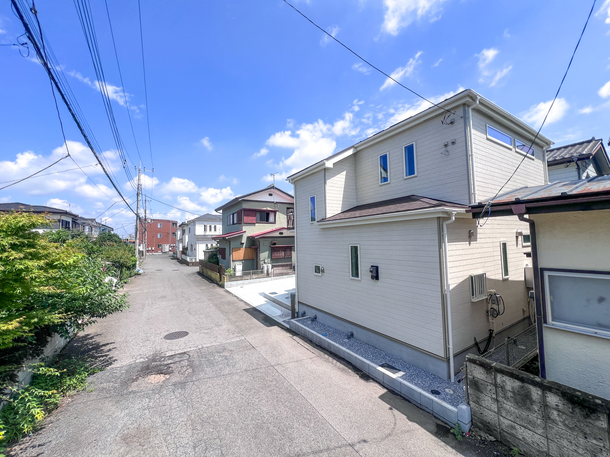 宇都宮市竹林町の新築一戸建の前面道路含む現地写真|低層の一戸建てを中心とした街並みが整然と続き、周辺は高い建物が建っていないので、採光や開放性に恵まれ、空が広く緑の多い閑静な趣を感じる環境です。

