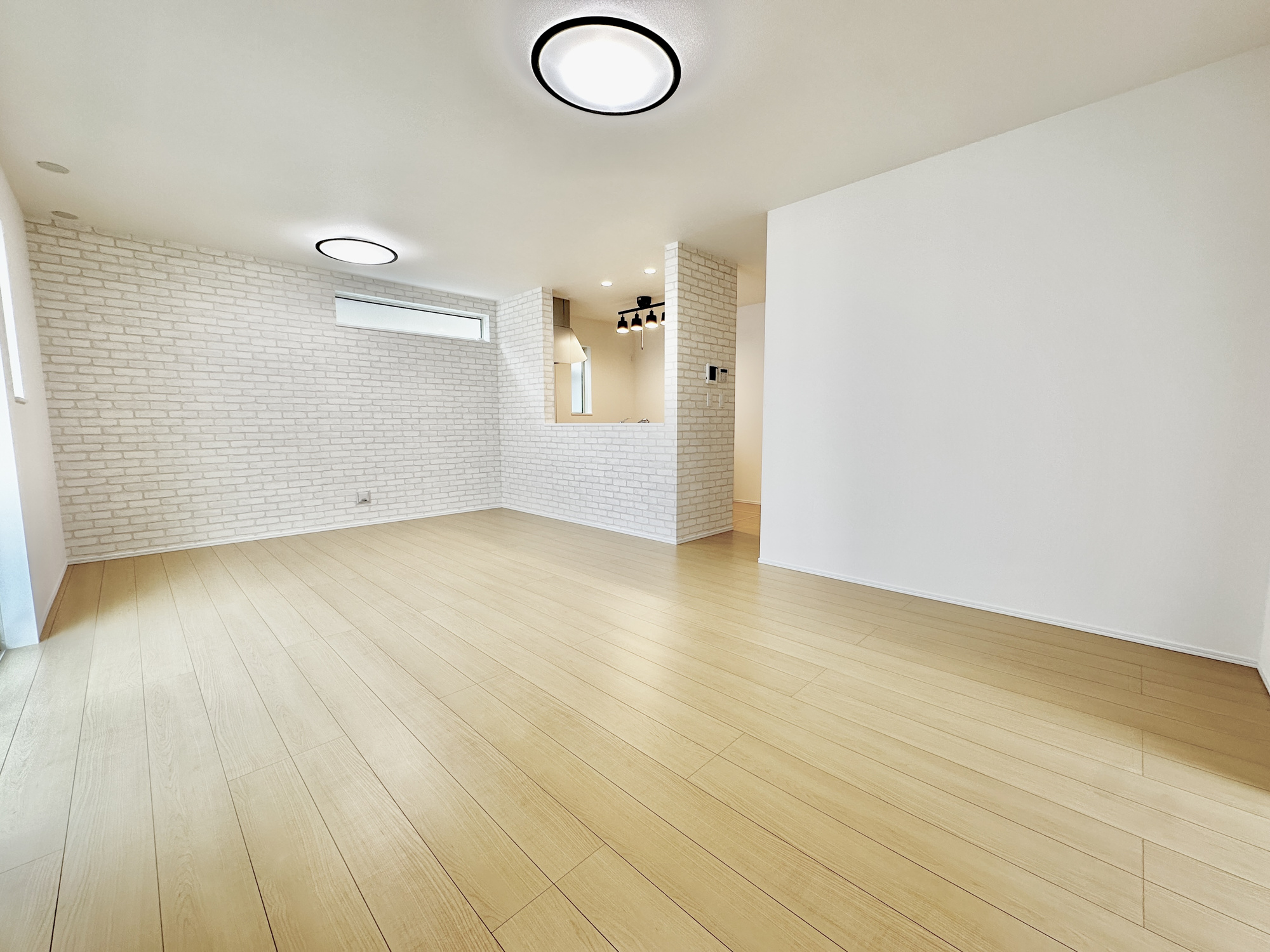 宇都宮市竹林町の新築一戸建の居間・リビング|室内にいても、たっぷりの陽光と爽やかな風を感じて頂ける、開放感あふれるリビングです。
ご家族と穏やかに過ごす、心地の良い時間が流れます。