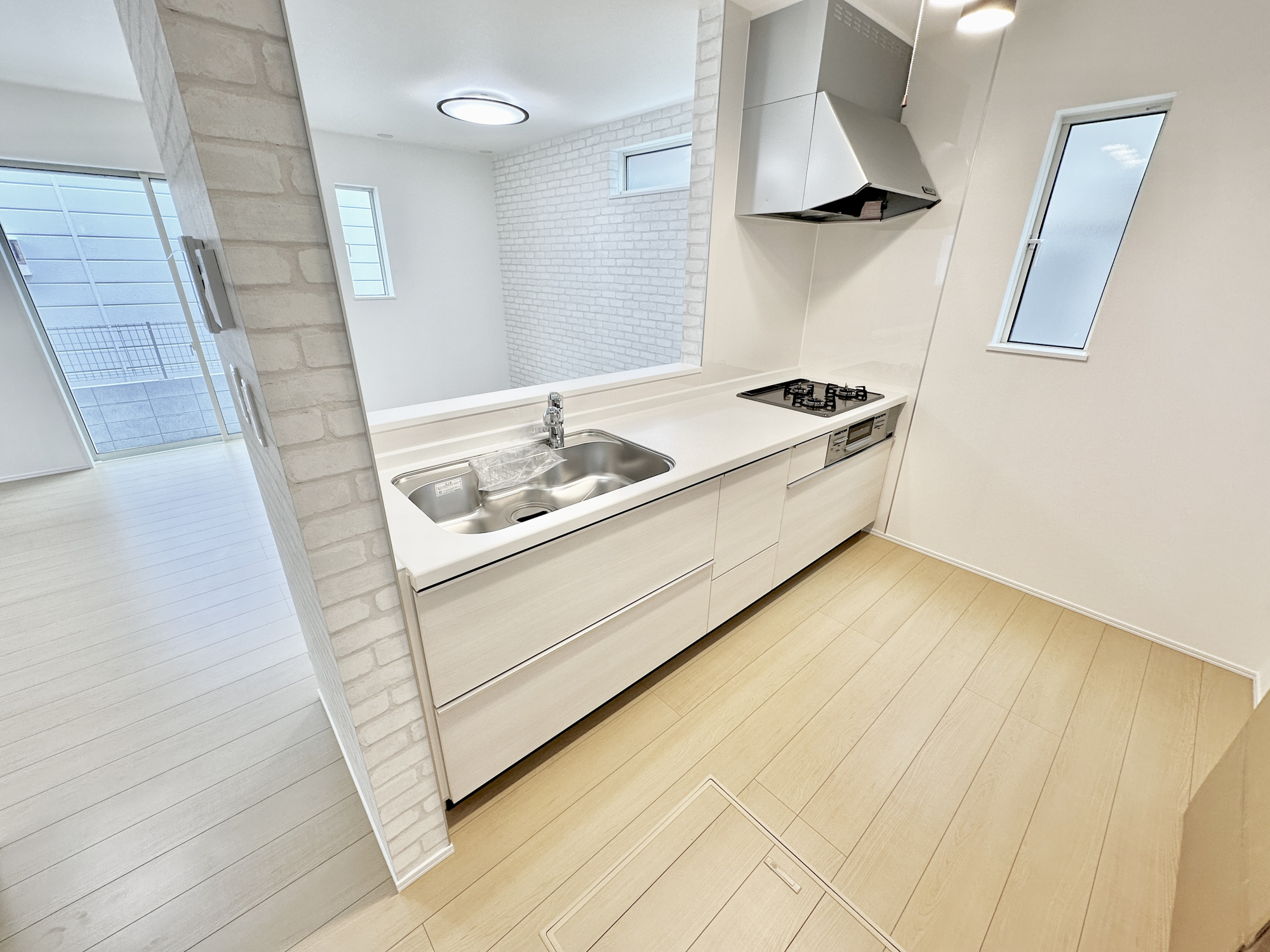 宇都宮市竹林町の新築一戸建のキッチン|収納が多いのでキッチンの上は常にきれいに保てます！！
お料理がしたくなるそんな嬉しい・楽しいキッチンです♪