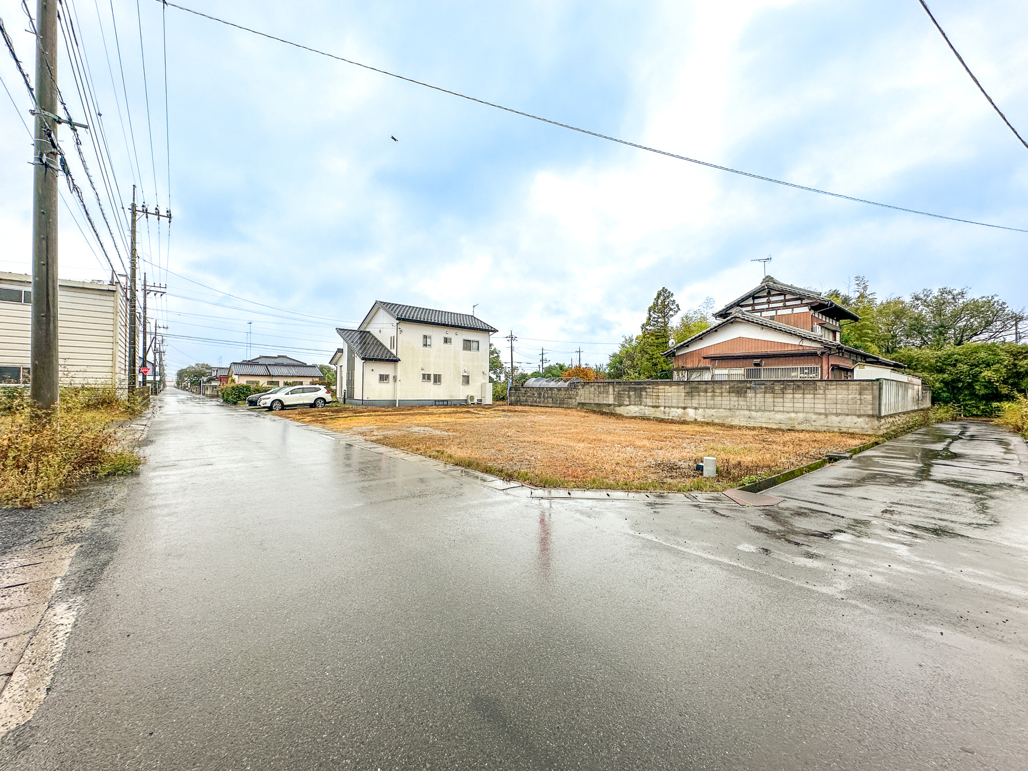 佐野市堀米町の新築一戸建の前面道路含む現地写真|閑静な住宅地で子育て家族にピッタリ。毎日のお散歩も快適な緑に恵まれたエリアで、自然に包まれた穏やかな暮らしを実現するための、ゆとりある住環境が整っています。
