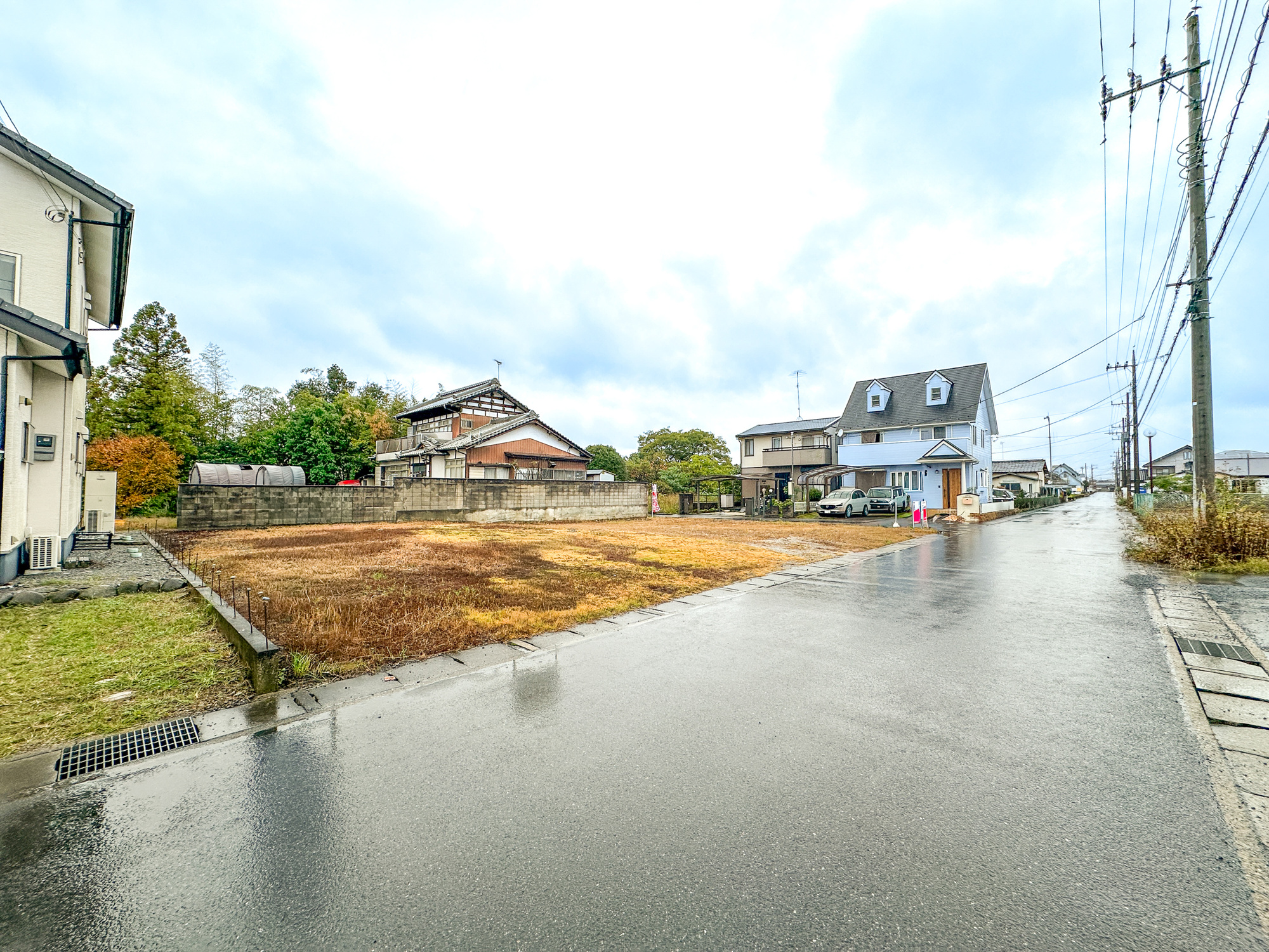 佐野市堀米町の新築一戸建の前面道路含む現地写真|低層の一戸建てを中心とした街並みが整然と続き、周辺は高い建物が建っていないので、採光や開放性に恵まれ、空が広く緑の多い閑静な趣を感じる環境です。
