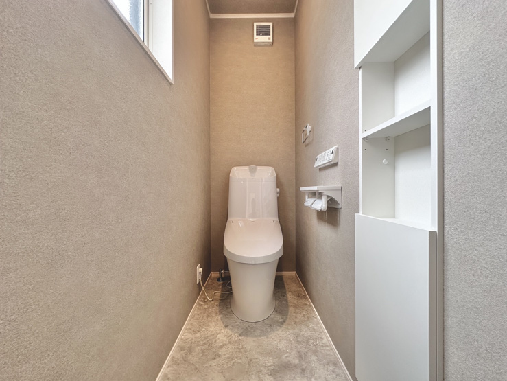 壁面にスタイリッシュな埋込収納棚が完備された清潔感溢れるトイレ！トイレットペーパーや掃除用具を生活感を出さずに隠して収納できます。小窓付きで換気もしやすく、毎日の快適な使用をサポートします♪