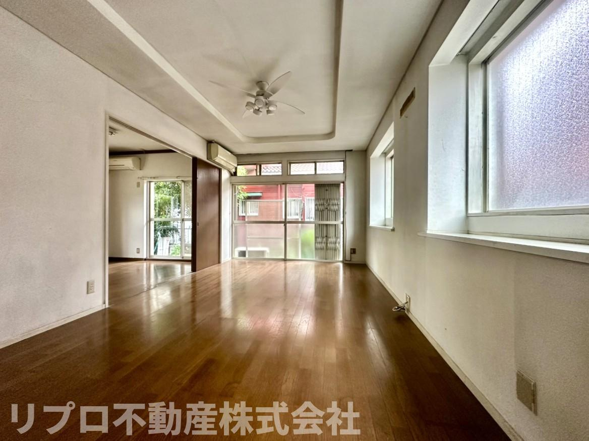 鎌ケ谷９丁目戸建ての居間・リビング|リフォーム歴多数！明るく暖かなリビングは通気性も良好！