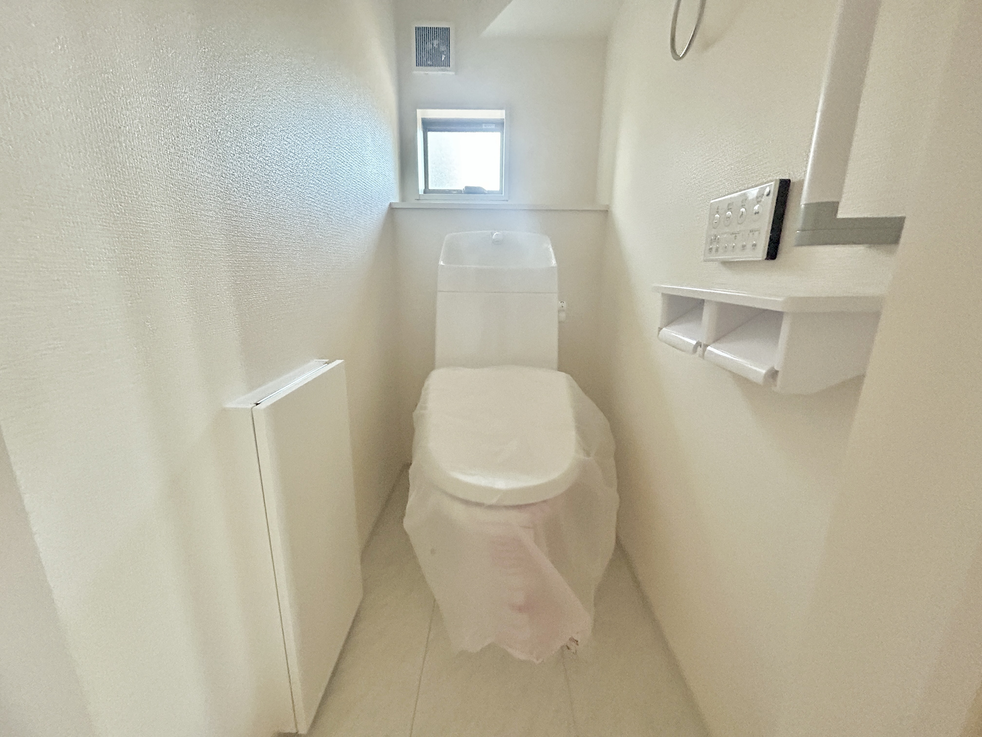 第18渋川金井　新築住宅全8棟のトイレ|節水型でエコなトイレには、今では当たり前の洗浄付き。便座を温める機能もついていて、居心地良くてトイレから出られなくなるかも！換気用に換気扇はもちろん、窓も着いているので常に快適ですね♪