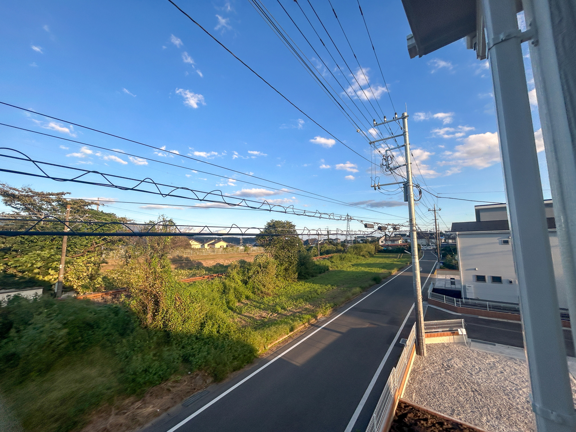 第18渋川金井　新築住宅全8棟の展望|閑静な住宅地で子育て家族にピッタリ。毎日のお散歩も快適な緑に恵まれたエリアで、自然に包まれた穏やかな暮らしを実現するための、ゆとりある住環境が整っています。緑の潤いを感じながらホッと生活できそう。