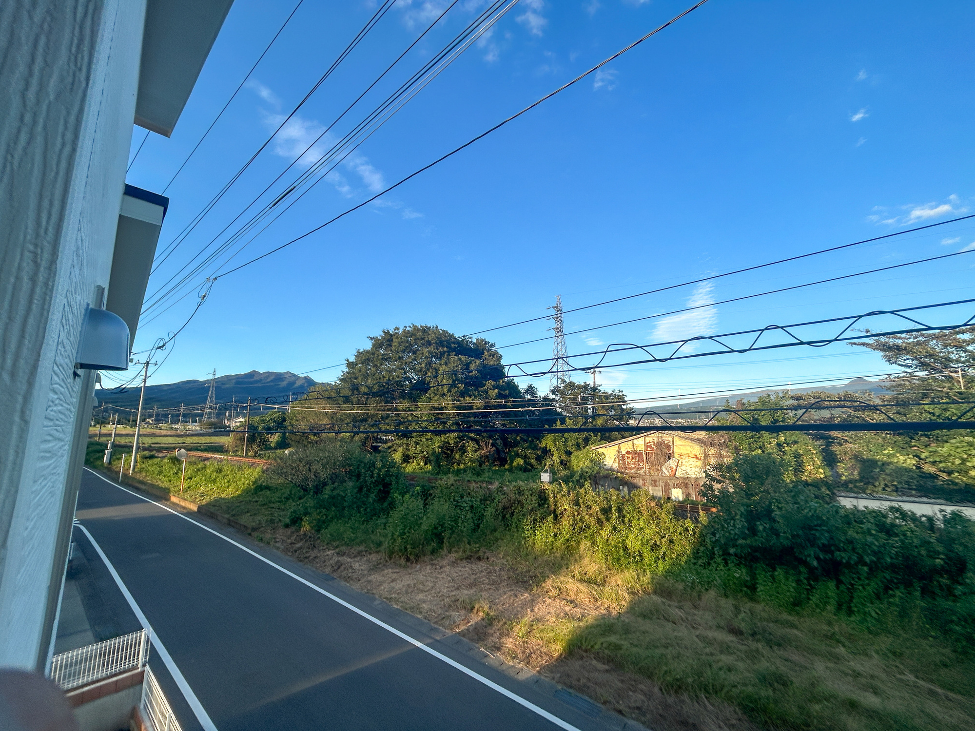 第18渋川金井　新築住宅全8棟の展望|低層の一戸建てを中心とした街並みが整然と続き、周辺は高い建物が建っていないので、採光や開放性に恵まれ、空が広く緑の多い閑静な趣を感じる環境です。