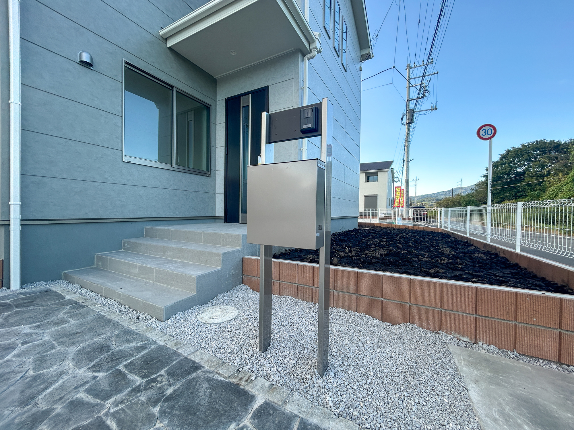 第18渋川金井　新築住宅全8棟の設備|おしゃれな機能ポールにはポスト、インターフォン、表札設置可能です♪