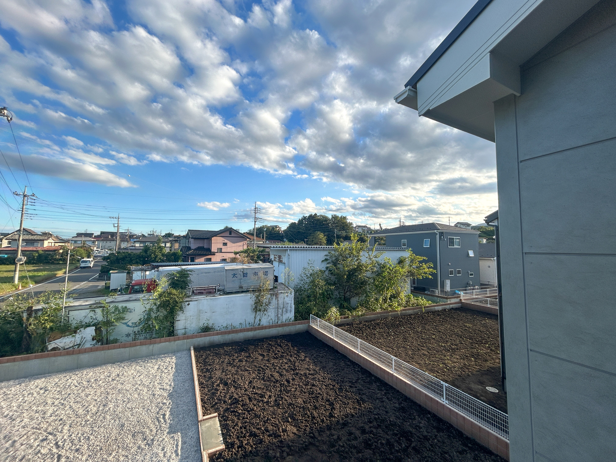 第18渋川金井　新築住宅全8棟の展望|閑静な住宅地で子育て家族にピッタリ。毎日のお散歩も快適な緑に恵まれたエリアで、自然に包まれた穏やかな暮らしを実現するための、ゆとりある住環境が整っています。緑の潤いを感じながらホッと生活できそう。